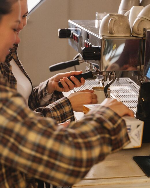 Barista preparando un espresso en la máquina