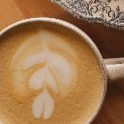 Taza con roseta de leche vista desde arriba