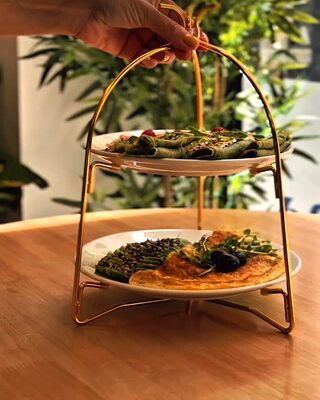 Torre de dos pisos con crepes verdes de espinacas y tortilla con aguacate