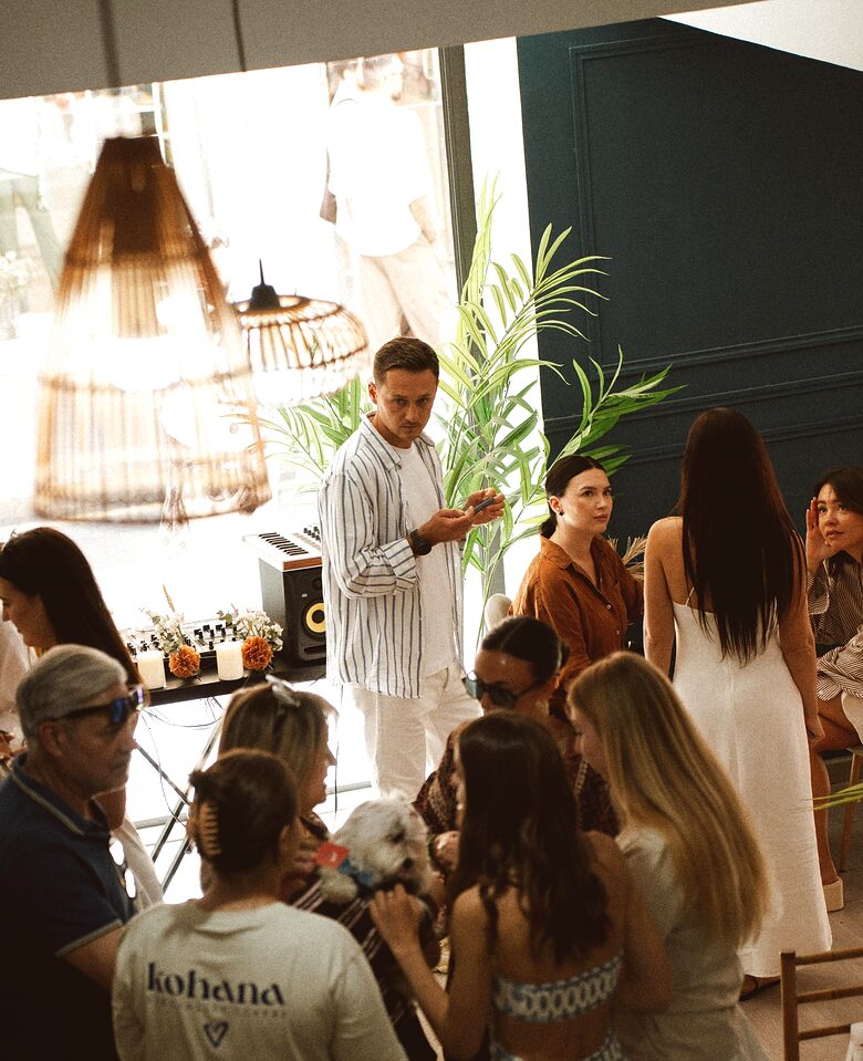 Sala de Kohana llena de invitados en una fiesta de mañana