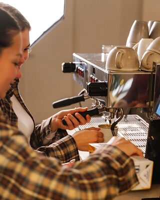 Barista preparando un espresso en la máquina