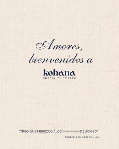 Cartel de Kohana: «Amores, bienvenidos a kohana» en letra caligráfica sobre lino