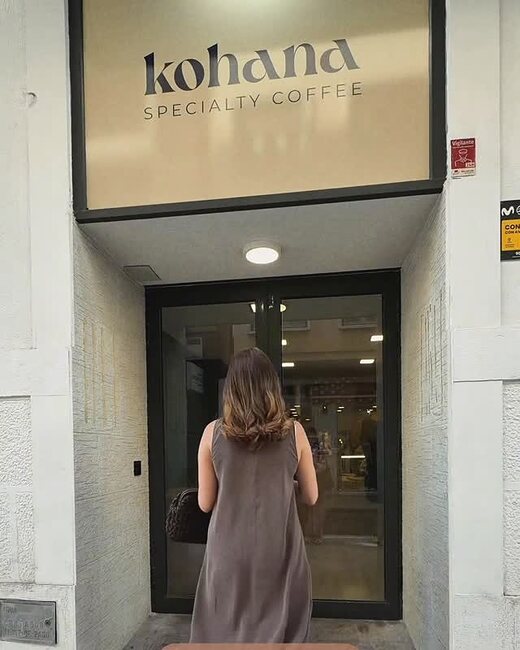 Entrada de Kohana desde la calle, con el rótulo sobre la puerta